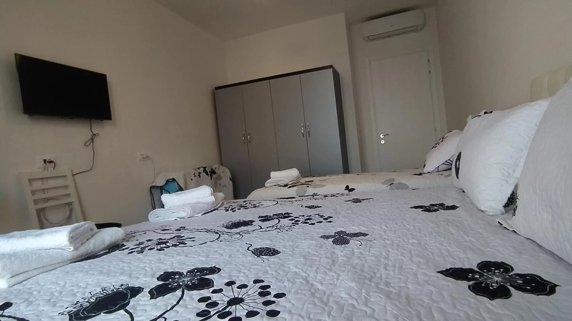 Xhulial 'S Saranda Apartament 0*, Sarande